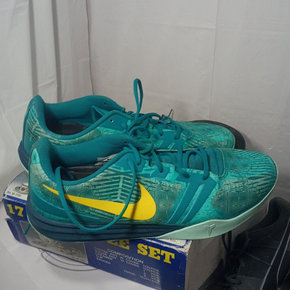 Nike Kobe Mentality Los Angels Lakers  Size 15 Men No Box